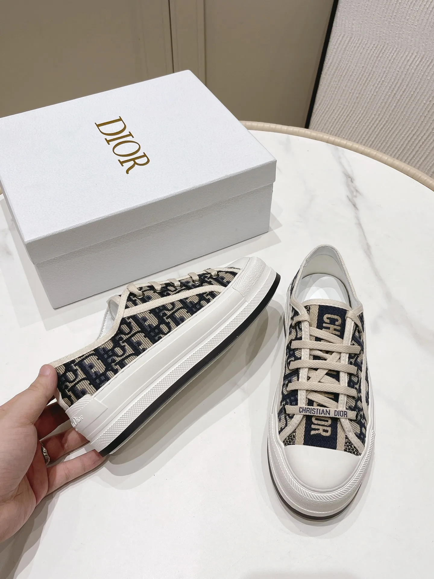 👟👟Ex-factory price 520 👟👟 Women's shoes Women's clothing Women's shoes Women's shoes Women's clothing Dior Dior Walk'n series Presbyopia Embroidery Thick-soled canvas shoes Casual sneakers Original purchase development Production This Walk'n'Dior thick-soled sneaker is a fashionable item that enhances the style of the series. Oblique printed cotton embroidered upper with comfortable platform sole, tongue and Christian Dior 👟👟 ex-factory aris signature laces. Can add fashionable temperament to all kinds of casual looks ▪️Fabric: Original customized imported Oblique printed embroidery ▪️Inner lining: Imported soft sheepskin lining ▪️Outsole: Original exclusive molded T👟👟Factory price U material ▪️Sole thickness: 4.5CM ▪️Size: Women's 35-40